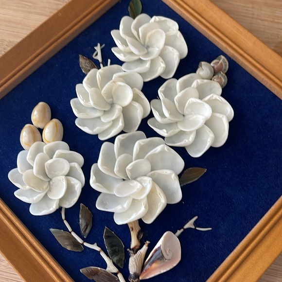 Vintage Handmade seashell flower art with blue velvet fabric and wooden frames - Picture 7 of 9